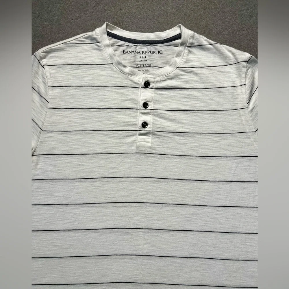 Banana Republic Men’s Large White Striped Henley Shirt 3 Button Casual